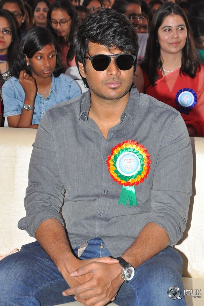 Manasuku-Nachindi-Movie-Team-At-Kasturba-Gandhi-College